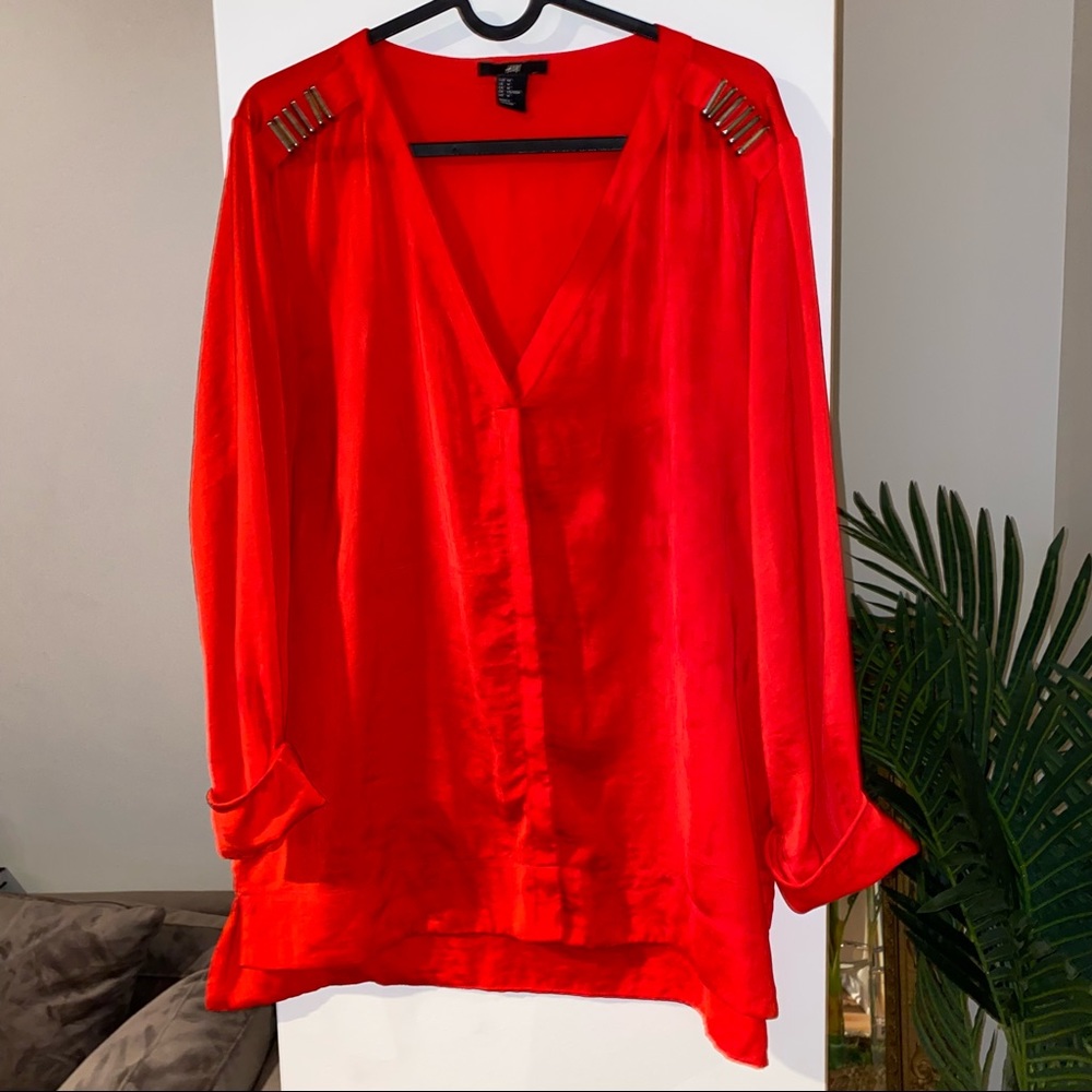 5 FOR $25! 
H&M long sleeve silky top!
